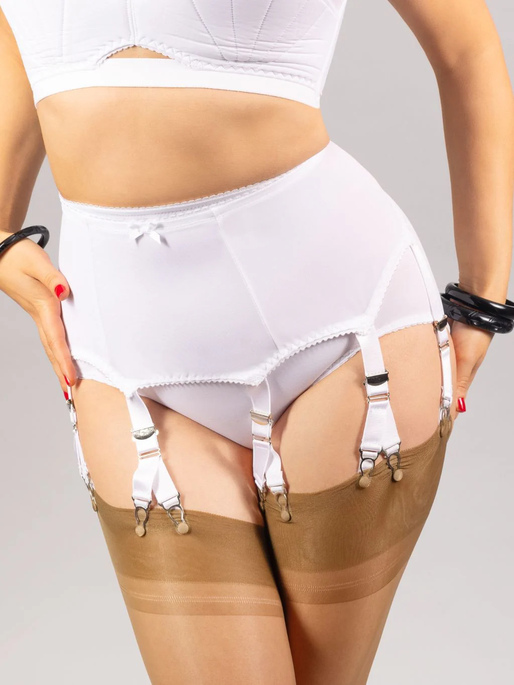 White 12 Clip V Strap Suspender Belt - Image 6