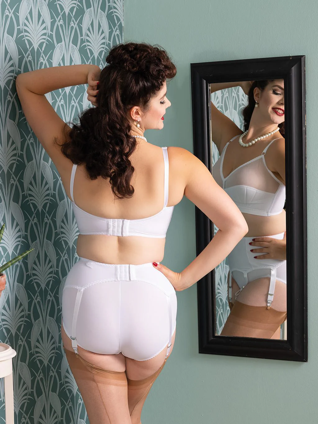 Liz White Suspender Belt - Image 7